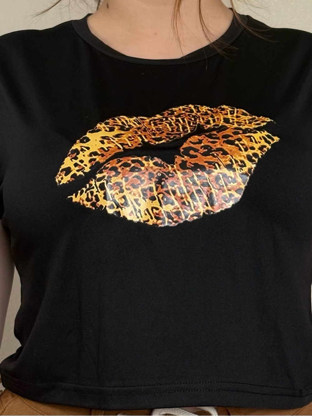 Black Women's Graphic Tee with Leopard-Print Lips M